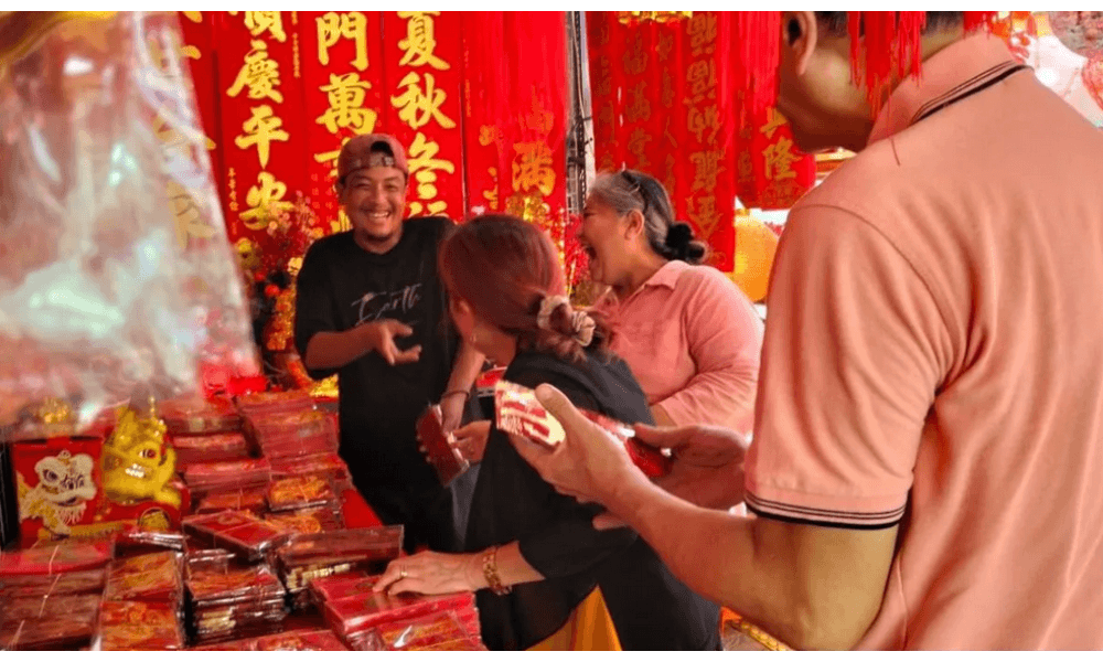 Jelang Tahun Baru Imlek 2026, Glodok Disemarakkan Pernak-Pernik Merah dan Lapak Musiman