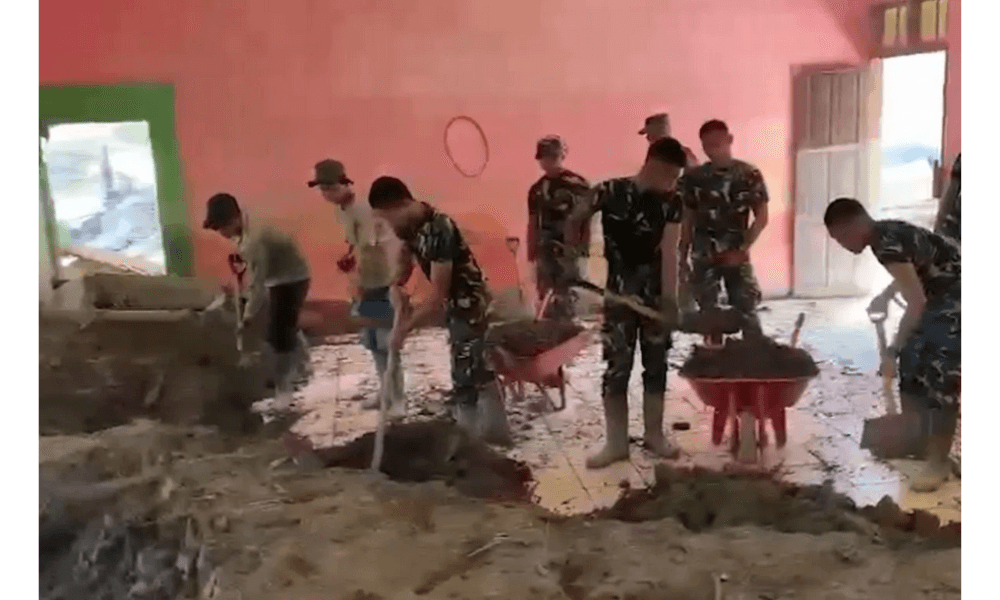 TNI dan Warga Bangun Masjid Darurat di Gayo Lues Pasca Banjir dan Longsor
