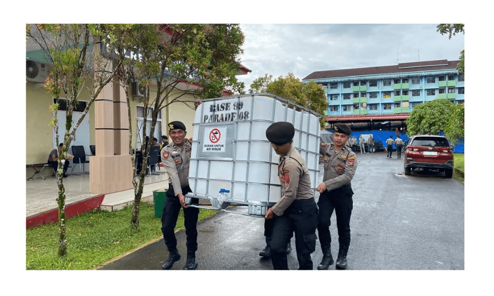 Polres Tapanuli Tengah Salurkan 15 Tangki Air Bersih untuk Warga Pascabencana