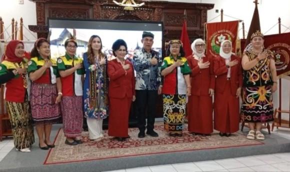 Kowani dan Lembaga Perempuan Dayak Teken Piagam Kalimantan untuk Perkuat Aksi Kolektif Perempuan