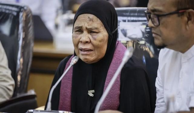 Nenek Saudah Menangis Saat Hadiri RDP DPR RI Bahas Dugaan Penganiayaan Tambang Ilegal