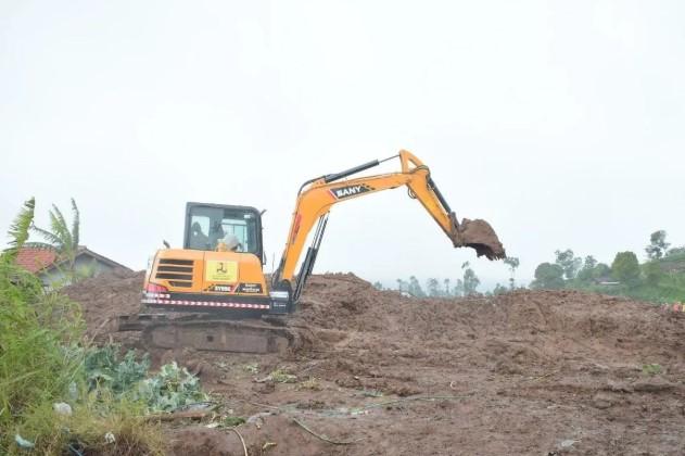 Kementerian PU Mengerahkan 14 Ekskavator untuk Perkuat Penanganan Longsor di Cisarua