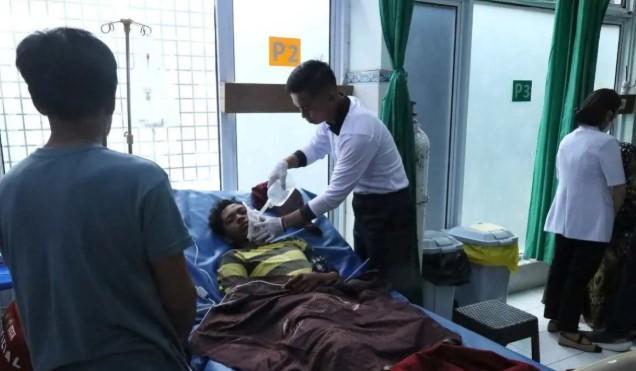 RSAL Jala Ammari Tangani Sembilan Korban Kebakaran Kapal Nelayan di Pelabuhan Paotere Makassar