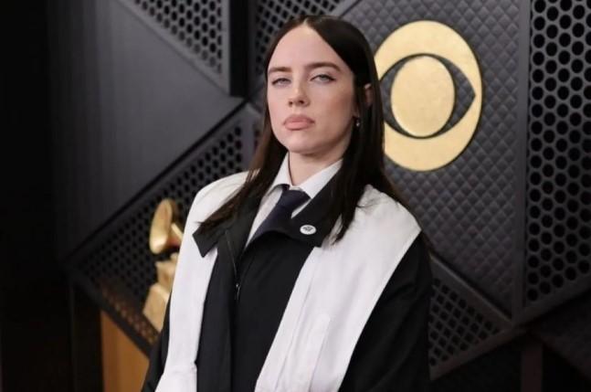 Pin "ICE OUT" Warnai Grammy Awards 2026, Selebritas Suarakan Protes terhadap Kebijakan Imigrasi