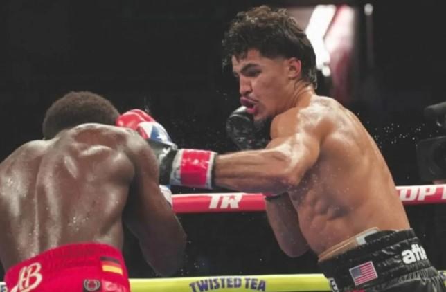 Xander Zayas Taklukkan Abass Baraou dalam Laga Sengit dan Resmi Jadi Juara Dunia WBA