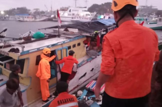 Ledakan Mesin Picu Kebakaran Kapal di Pelabuhan Paotere, 9 Korban Dievakuasi