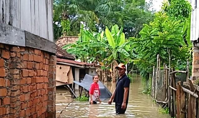 Banjir Rendam 63 Rumah Warga di Muara Enim, Akses Jalan Desa Terputus