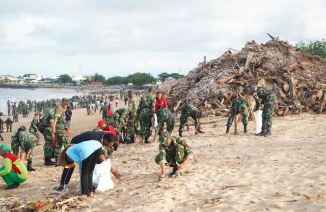 2.500 Personel Bersihkan Pantai Kuta dan Kedonganan, 10 Ton Sampah Laut Terangkut