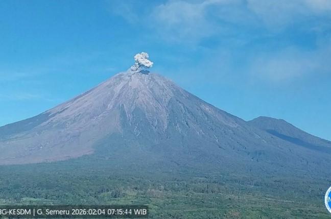Gunung Semeru Erupsi Tujuh Kali dalam Tiga Jam, Kolom Abu Capai 800 Meter