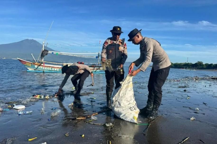 Tindak Lanjut Arahan Presiden, Polda Bali Kerahkan Ratusan Personel Bersihkan Pantai dari Sampah