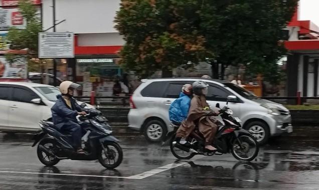 BMKG Prakirakan Hujan Ringan Melanda Sebagian Besar Wilayah Indonesia pada 5 Februari 2026