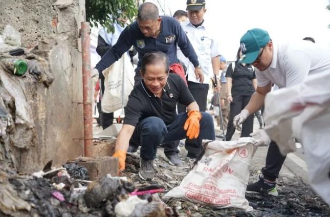 Menteri Lingkungan Hidup Pimpin 4.000 Personel Tangani Darurat Sampah di Tangsel, Tegaskan Target Bebas Sampah 2029