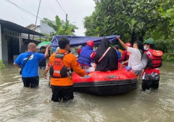 Banjir Jabodetabek Belum Surut, 17 RT dan 2 Jalan di Jakarta Masih Tergenang, BMKG Keluarkan Peringatan Awas