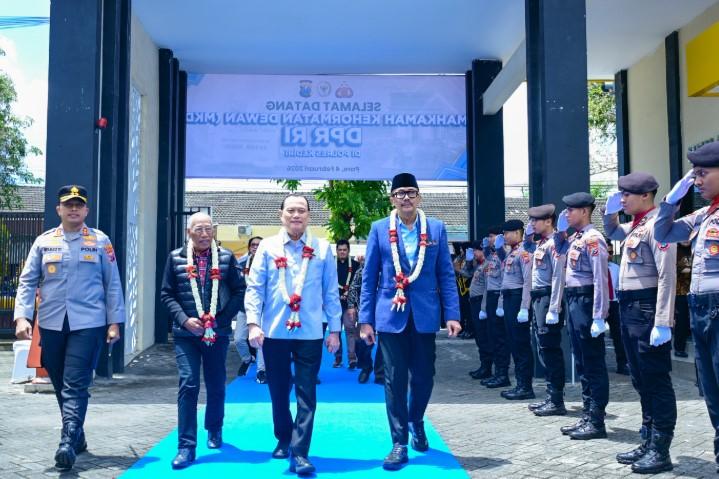 Kunjungan Kerja ke Kediri, MKD DPR RI Tegaskan Hak Protokoler Bukan Keistimewaan dan Dukung Polisi Bertindak Tegas
