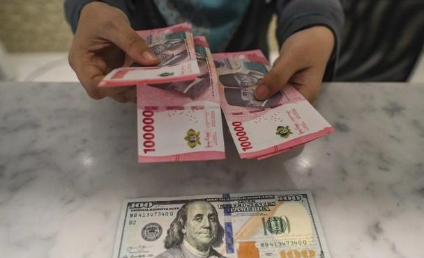 Rupiah Melemah ke Rp16.865 per Dolar AS, Tertekan Revisi Outlook Moody’s dan Data Buruk Tenaga Kerja AS