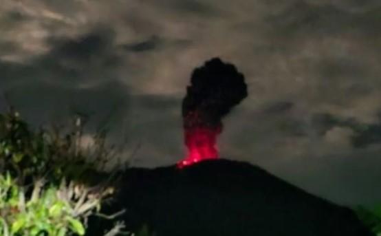 Erupsi Gunung Marapi Tak Ganggu Penerbangan, Bandara Minangkabau Pastikan Operasional Tetap Normal