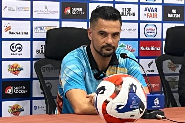 Carlos Pena Minta Persita Tangerang Waspadai Kebangkitan Semen Padang di Pekan ke-20