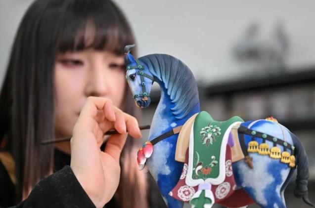 Sambut Tahun Kuda, Seniman Tianjin Pamerkan Patung Lukis Tanah Liat di Museum Tianjin
