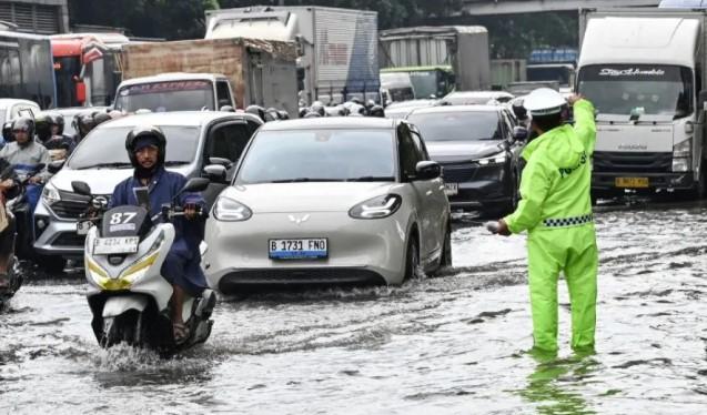 BMKG Prakirakan Hujan dan Petir di Jakarta Sabtu Ini, Warga Diminta Waspada Genangan