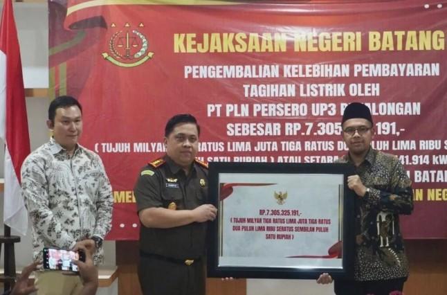 Kejari Batang Kembalikan Rp7,3 Miliar Kelebihan Bayar Listrik ke Pemkab, Bupati Apresiasi Penegakan Hukum