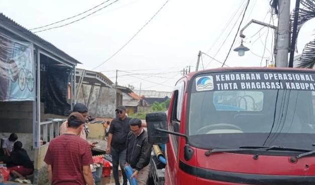 Tirta Bhagasasi Salurkan 180.000 Liter Air Bersih untuk Korban Banjir di Bekasi