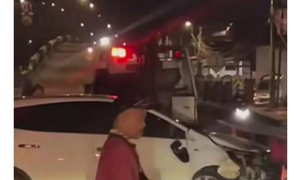 Minibus Terguling Usai Tabrak Pembatas Jalan di Tubagus Angke, Tidak Ada Korban Jiwa