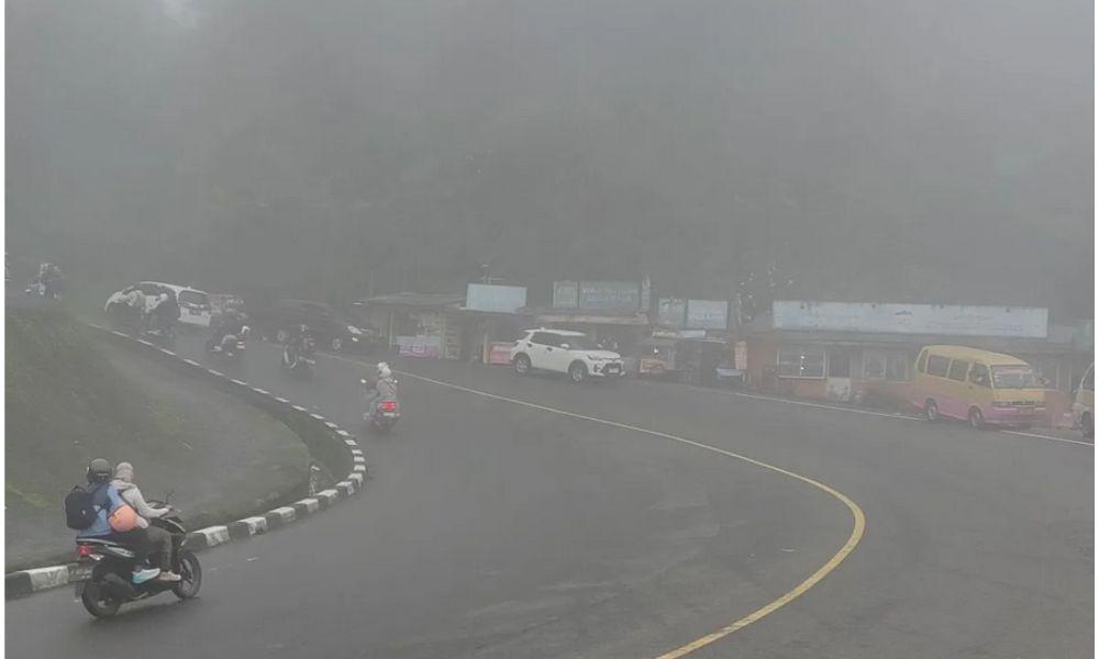 Polres Cianjur Imbau Pengendara Waspadai Kabut Tebal dan Hujan Deras di Jalur Puncak