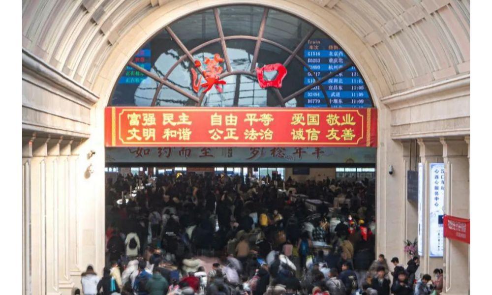 China Catat 140 Juta Tiket Terjual untuk Arus Mudik Imlek 2026, Kereta Layani Hingga 13,8 Juta Penumpang Per Hari