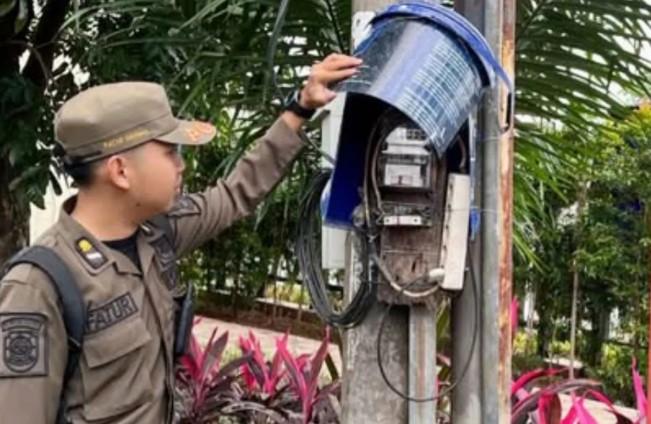Satpol PP Karawang Temukan kWh Listrik PLN Masih Terpasang di Lokasi Bangunan Liar