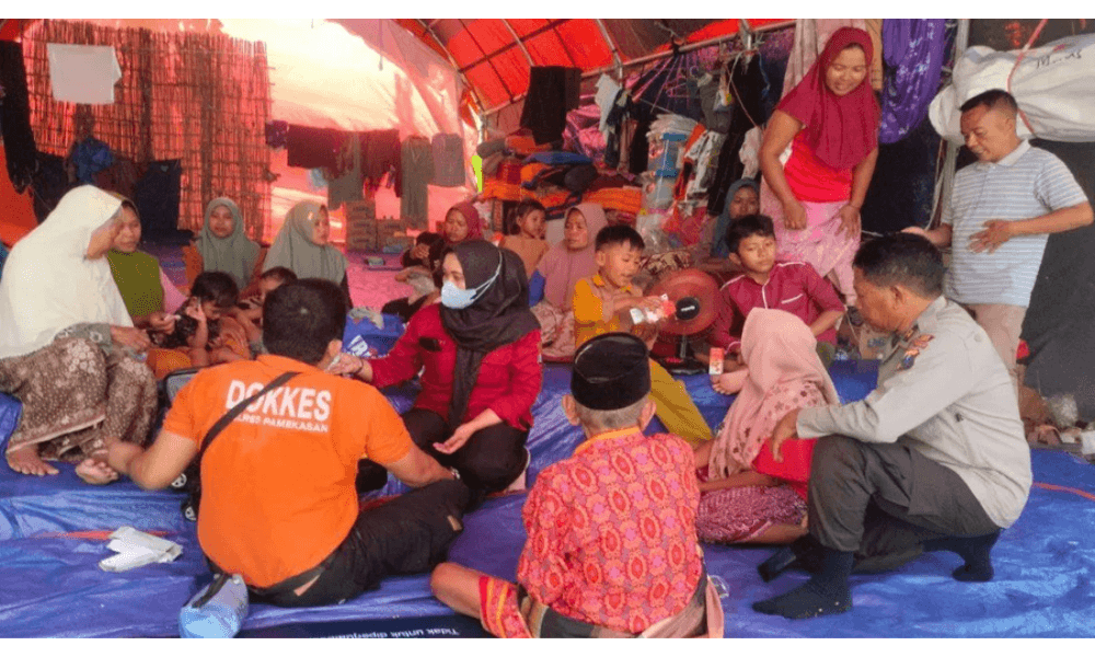 Polres Pamekasan Terjunkan Tim Medis untuk Korban Longsor di Desa Sana Daja