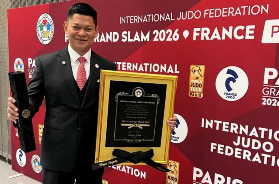 Ketua KOI Raja Sapta Oktohari Terima Sabuk Hitam dan Pin Berlian dari Federasi Judo Internasional