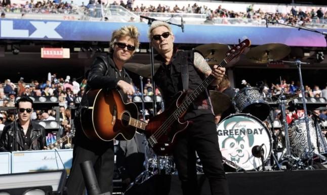 Green Day Buka Super Bowl LX dengan Medley Lagu Tanpa Pesan Politik di Levi’s Stadium