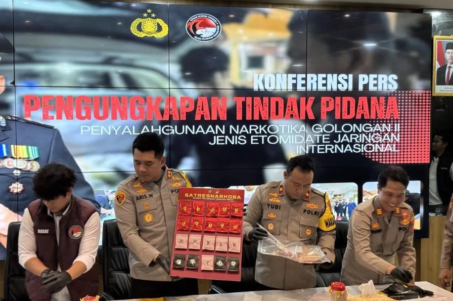 Polisi Bongkar Jaringan Internasional Narkotika Etomidate, Libatkan PPATK dan Sita Ribuan Vape Berisi Zat Mematikan