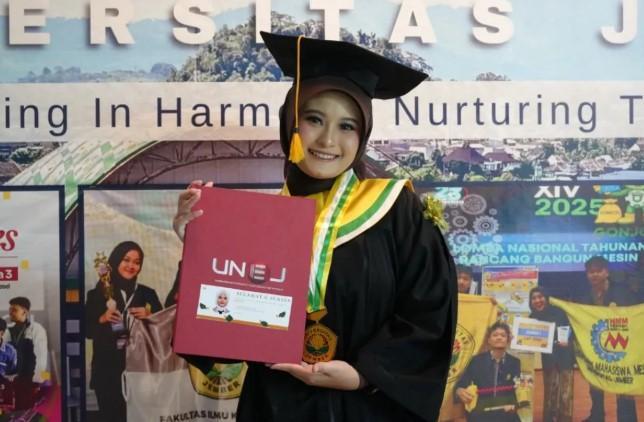 Lulus dengan IPK Tertinggi, Mahasiswi Kedokteran Gigi Unej Raih Gelar Dokter di Tengah Keterbatasan Ekonomi