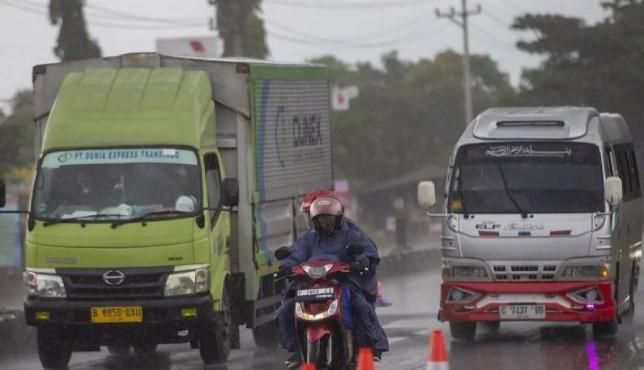 BMKG Peringatkan Hujan Lebat di 10 Provinsi Hari Ini, Waspadai Banjir dan Longsor