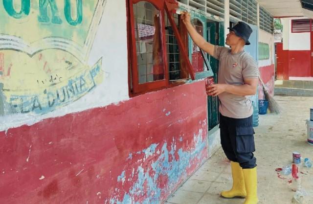 Brimob Perbaiki Bangunan SD Tapanuli Tengah untuk Pulihkan Aktivitas Belajar Pascabanjir