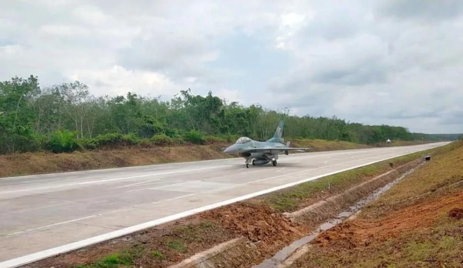 TNI AU Sukses Uji Coba Pendaratan Pesawat Tempur di Jalan Tol Trans Sumatera, Pertama Kali dalam Sejarah Indonesia
