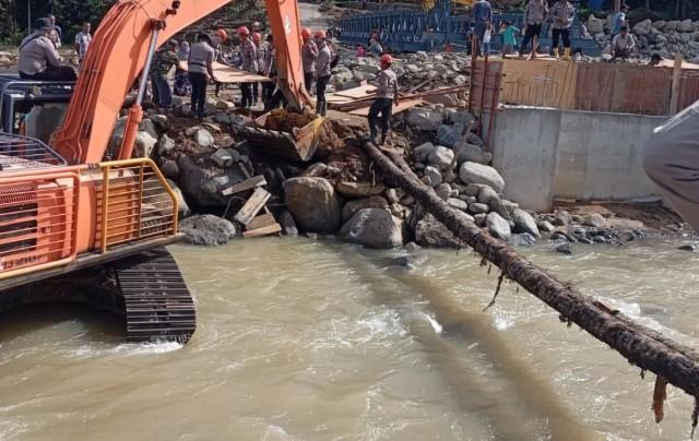 Banjir di Agam Menghanyutkan Dua Jembatan Darurat Baru, Warga Palembayan Terisolir