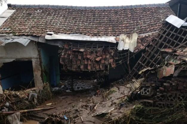 Lima Rumah Rusak Berat Akibat Banjir di Majalaya, 310 KK Terdampak
