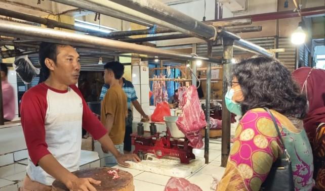 Pemkot Jakarta Timur memperketat pengawasan stok dan harga daging di sejumlah pasar menjelang perayaan Imlek dan bulan suci R