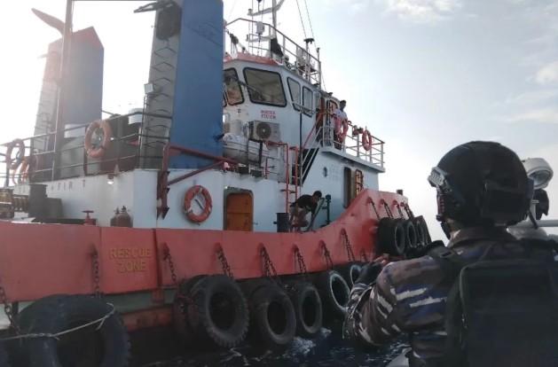 TNI AL Menangkap Kapal Pengangkut Nikel yang Tidak Berizin di Perairan Teluk Weda