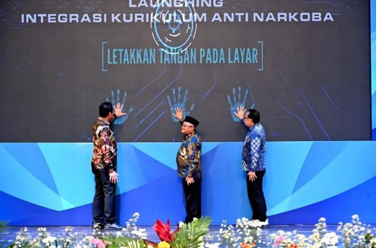 Menteri Abdul Mu’ti Meluncurkan Program IKAN untuk Perkuat Sekolah Bersih Narkoba di Surabaya