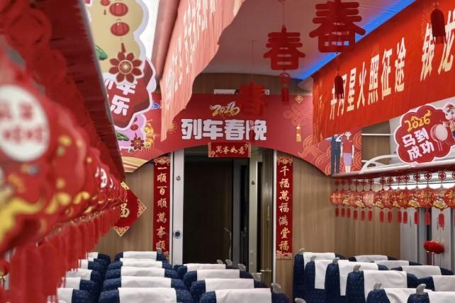 Mahasiswa Indonesia Ikuti Perayaan Imlek di Kereta Mudik China dan Suguhkan Pertunjukan Gitar