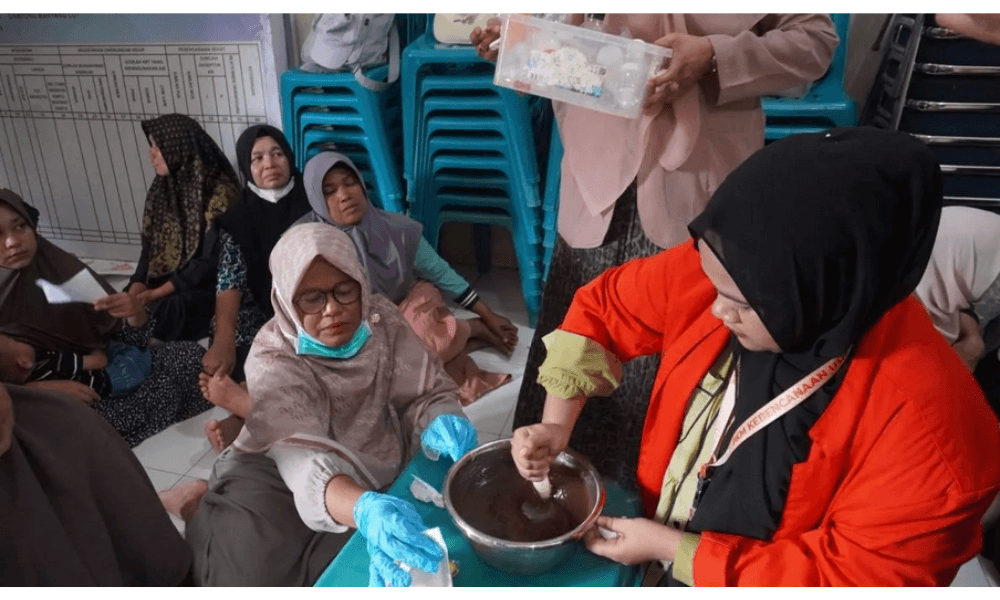 Mahasiswa UUI Latih Warga Pidie Jaya Produksi Antinyamuk Alami dari Boh Kala Pascabanjir