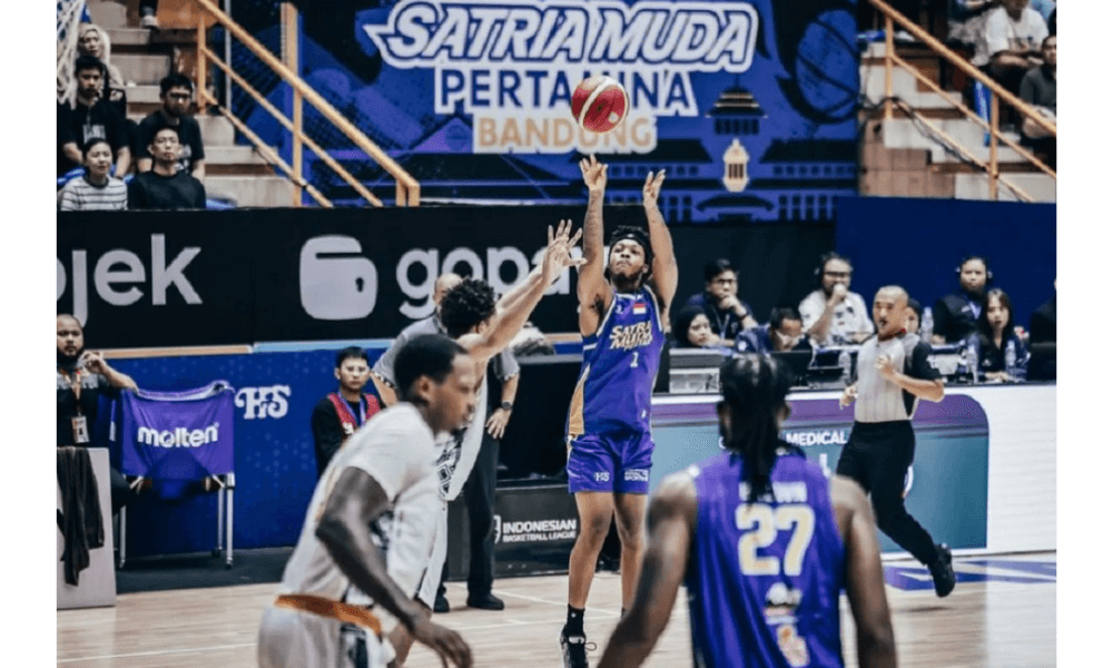 Satria Muda Pertamina Bandung Gilas Kesatria Bengawan Solo 96-64 di IBL 2026