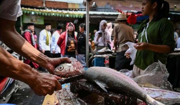 Jelang Imlek, Pedagang Bandeng di Rawa Belong Raup Omzet Rp15 Juta dalam Sepekan