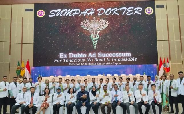 Unipa Wisuda 25 Dokter Baru untuk Perkuat Layanan Kesehatan di Tanah Papua
