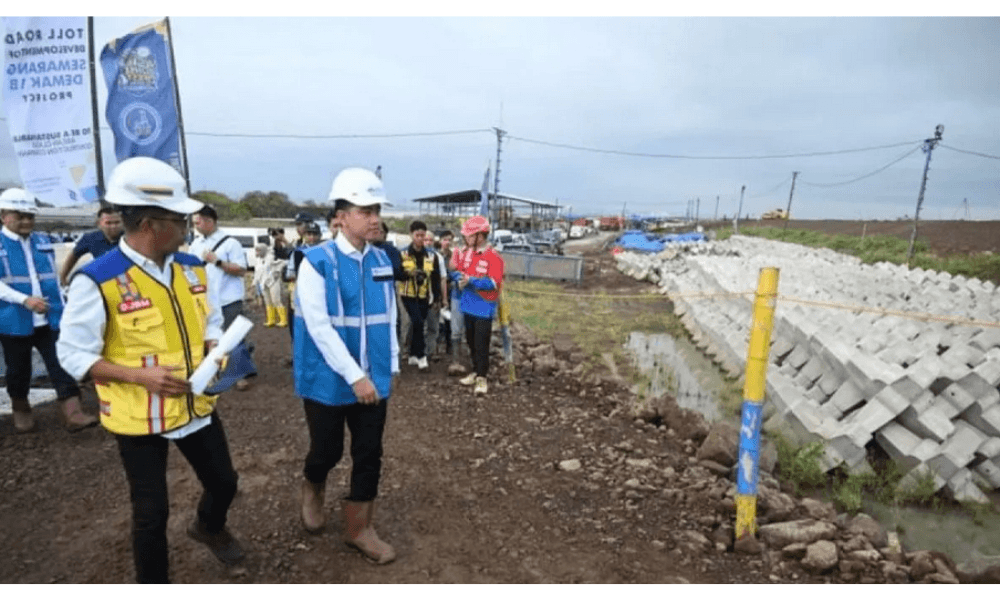 Gibran Tinjau Pembangunan Tol Semarang-Demak Seksi I yang Terintegrasi Giant Sea Wall