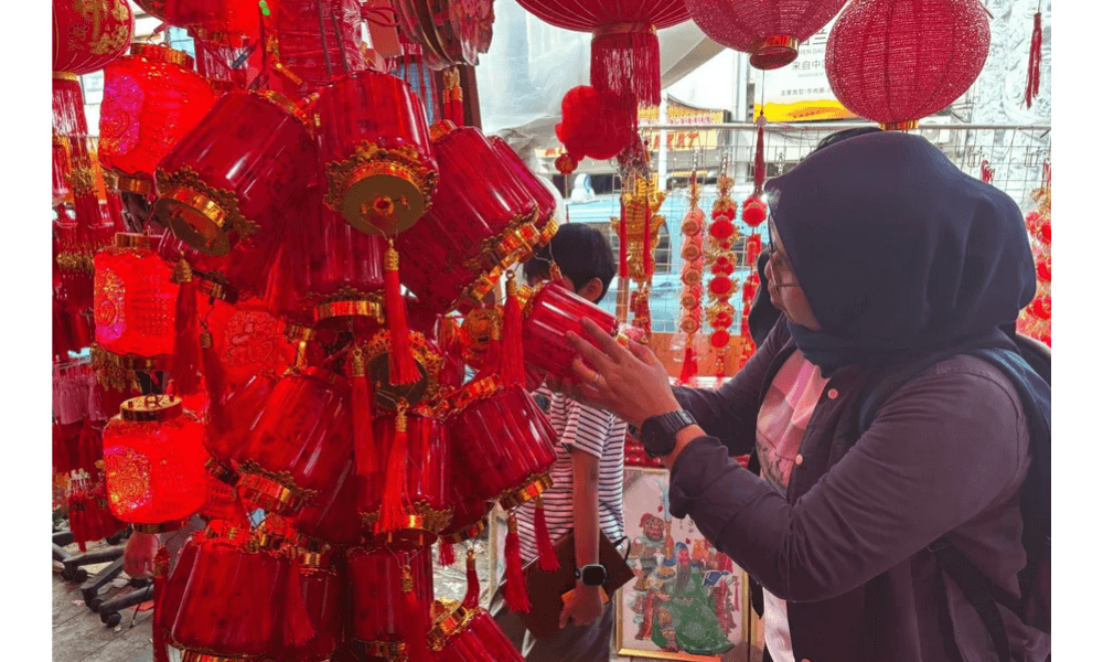 Pedagang Pernak-pernik di Glodok Raup Untung Jelang Imlek 2026