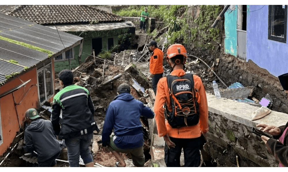 BPBD Kabupaten Bogor Tangani Longsor di Puncak, 12 KK Mengungsi dan Tiga Rumah Rusak Sedang